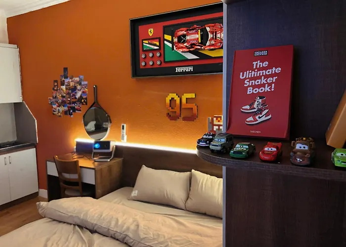Mc Queen - 504 Nguyen Khang - Amoureux Homestays Hanoi