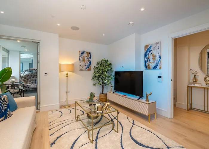 Modern Apartment Cinema, Gym & Games Access London