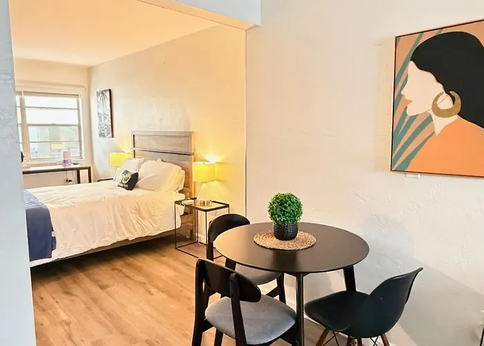 Sunny Miami Beach Getaway , Steps From The Ocean!