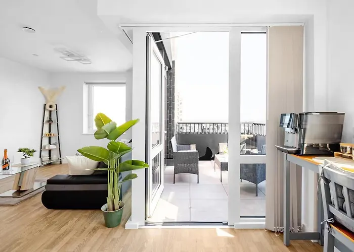 City View 2-Bed Apartment East London Barking 