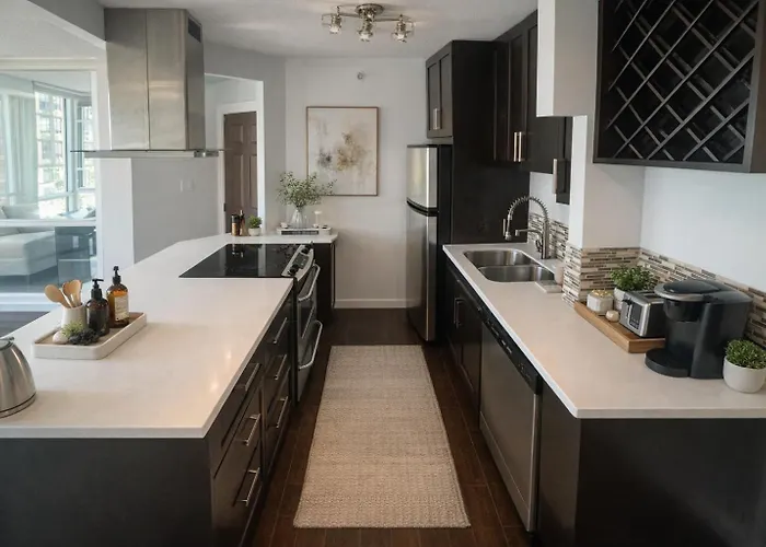 Elegant 2-Bedroom Condo In Vibrant Yaletown District Vancouver