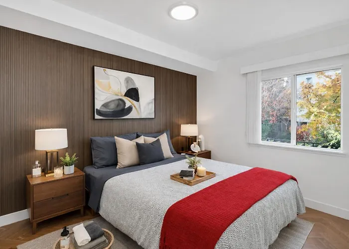 Modern 2-Bedroom Retreat In Vancouver West End