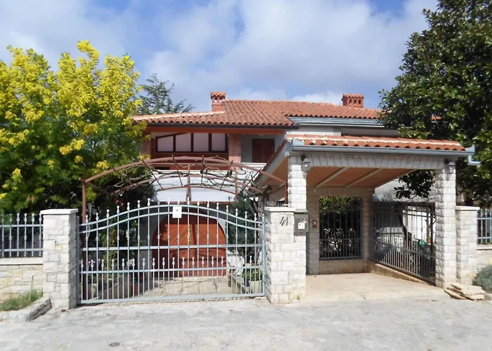 Apartment Traumurlaub In Einer Villa In Strandnaehe By Interhome Banjole