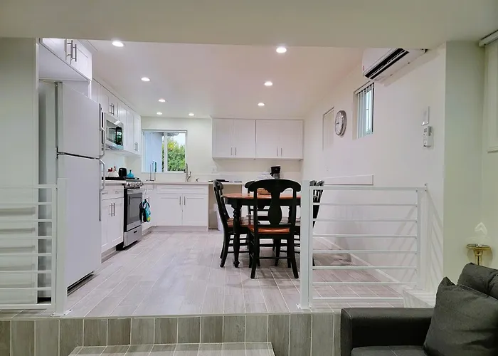Modern 2Br Guest Suite W En-Suite Bathrooms 10 Min To Rodeo Drive Near Kaiser And Cedars Hospitals Los Angeles