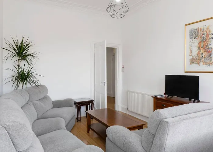 Bright 2 Bedroom Flat on Leith Walk Edinburgh