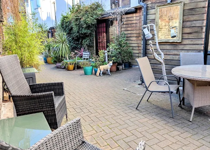 Quiet Studio Apartment - Hidden Hackney Mews, Outdoor Seating London