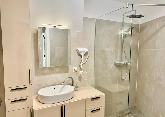 Modern Luxury Apartment With Balcony Wien
