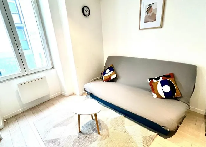 Bright 1 Bedroom First Floor Near Republique Paris 10