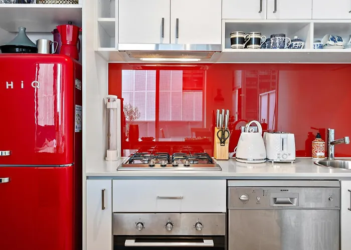 Bright 2-Bed Home With Secure Parking Melbourne City