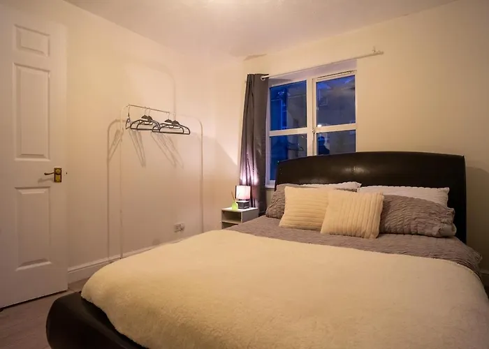Modern 2- Bed Home With A Cosy Living Space London