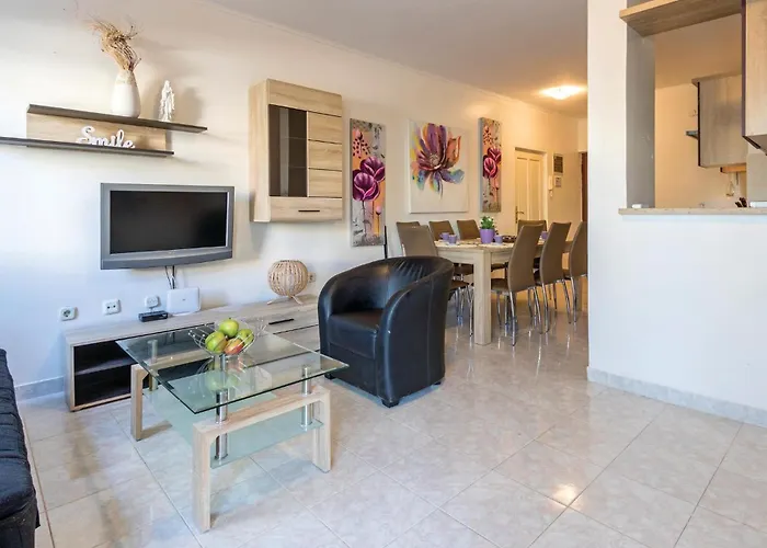 3 Bedroom Nice Apartment In Pula