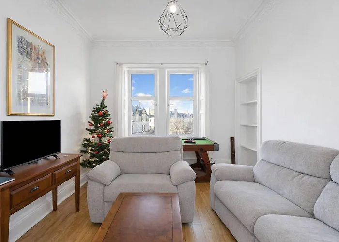 Bright 2 Bedroom Flat on Leith Walk Edinburgh