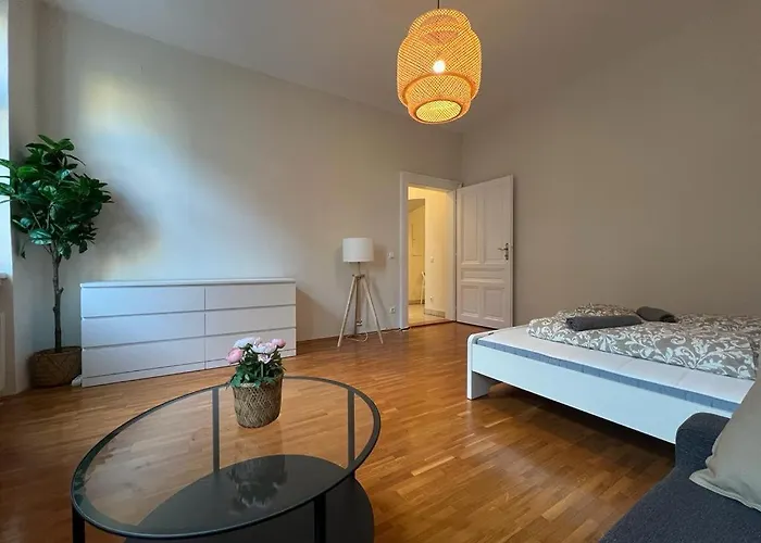 90 M2 Spacious Apartment With Free Parking Wien