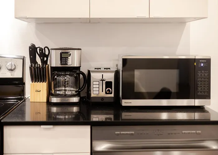 Stylish Retreat Near Crescent & Sainte-Catherine Montréal