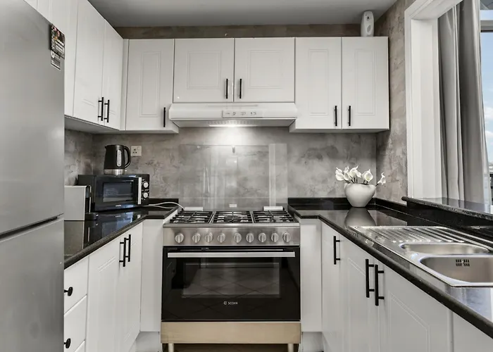Modern 1Br Apartment - Burj Khalifa View - Pool & Terrace - Near Metro Dubai