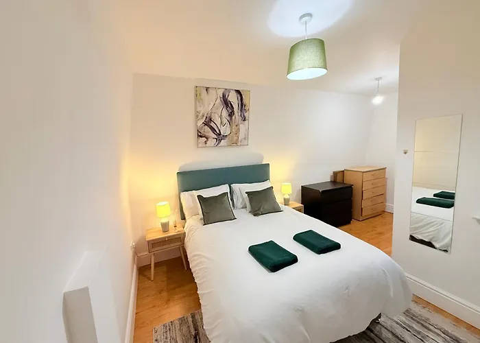 Stylish Flat Close To Station Zone 2 London