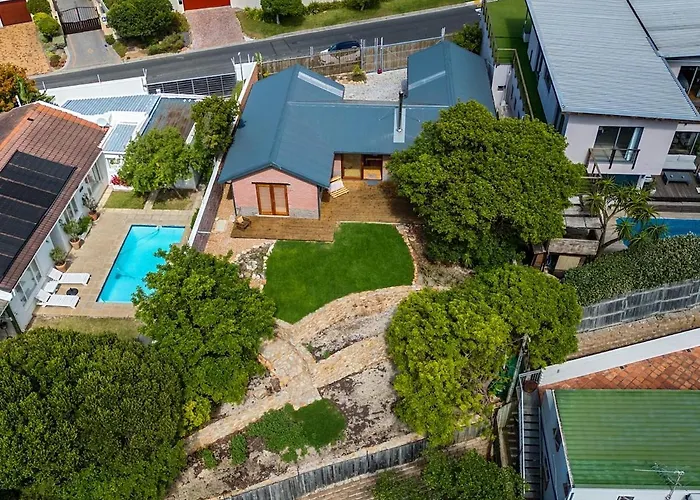 French Styled Family Cottage In Hout Bay