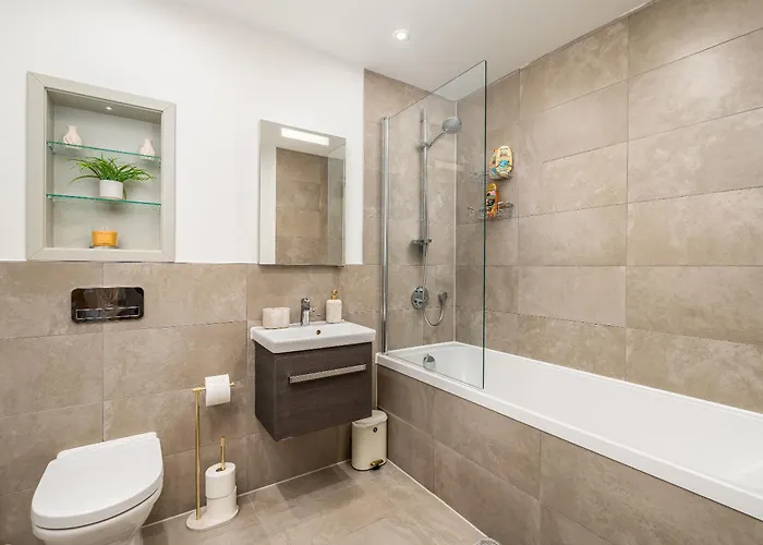 Modern Apartment Cinema, Gym & Games Access London