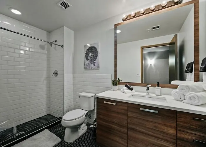 Luxury Downtown Dallas Retreat |Parking, Pool, Gym