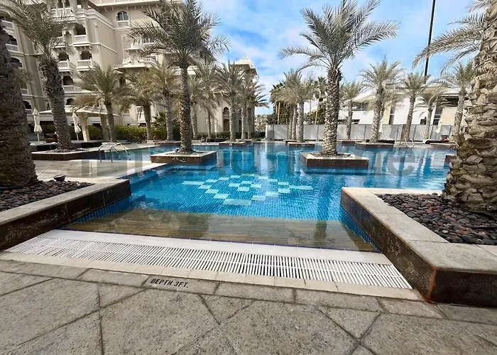 Beachfront Escape Sea-View Balcony Palm Jumeirah Dubai