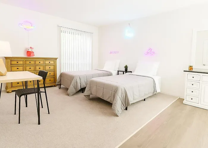 Hollywood Hills Haven - Resort Living Near Universal Studios & Warner Bros Los Angeles