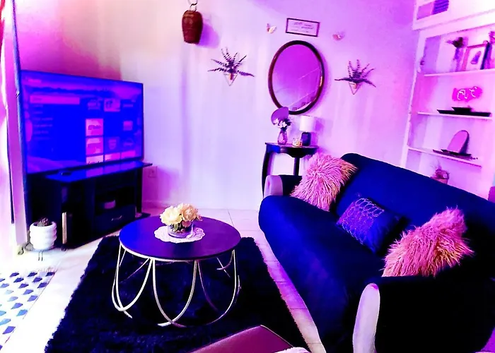Unique Loft In The City! Plush King & Jet Tub! Pool & Fireplace Houston