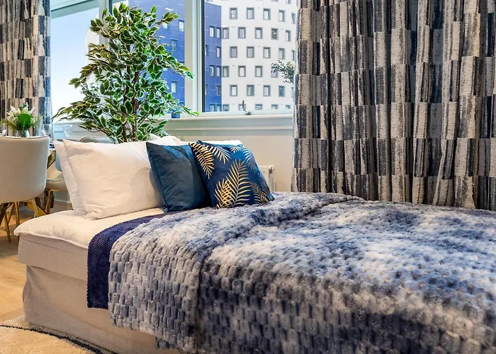 Modern Apartment Cinema, Gym & Games Access London