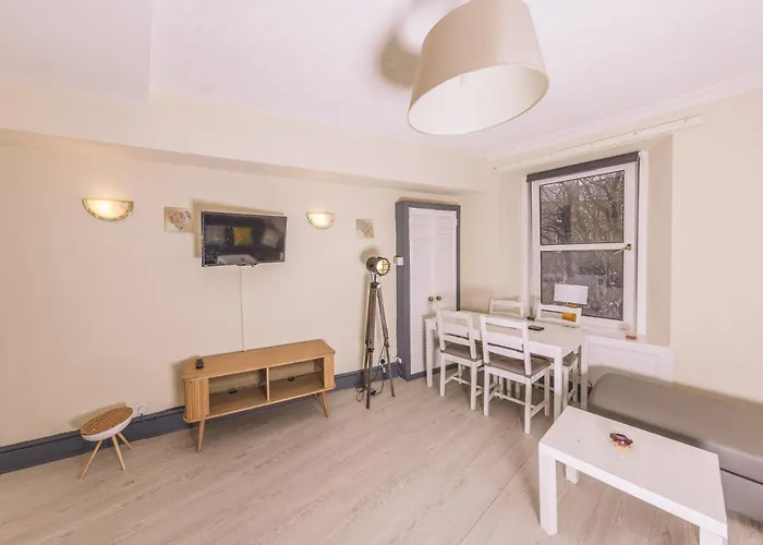 Charming And Spacious City Getaway 3 Edinburgh