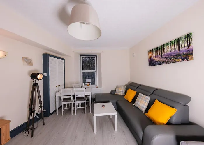 Charming And Spacious City Getaway 3 Edinburgh
