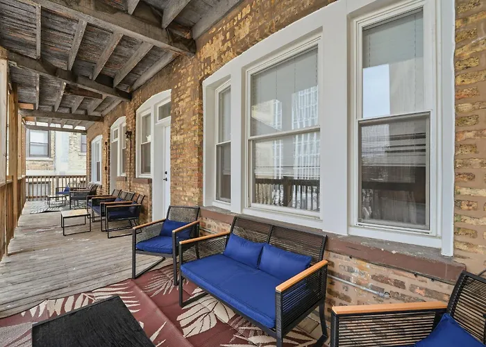Stay In Wrigley Close To The Field Lake & Food Chicago