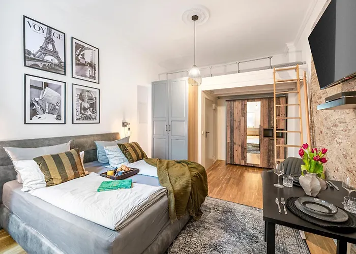 The Koburger II - Stylish Studio With Extra High Bed For Kids, 45M2 Space, Ideal For Families With Kids Or Couples Berlin
