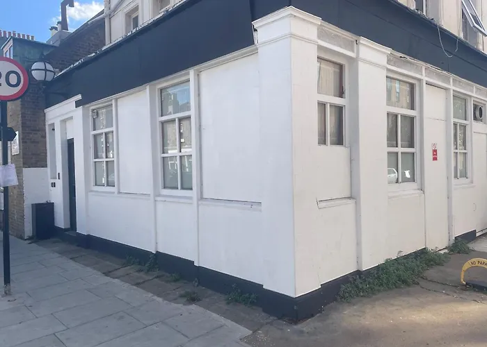 Mozart B Studio Flat London