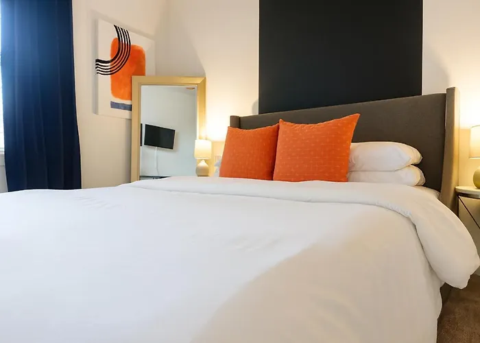 City Chic Retreat Experience The Best Of Urban Living! Houston