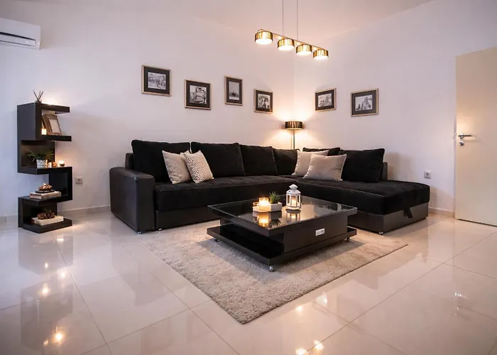 Lake View Double Balcony City Center Apartment In Ohrid