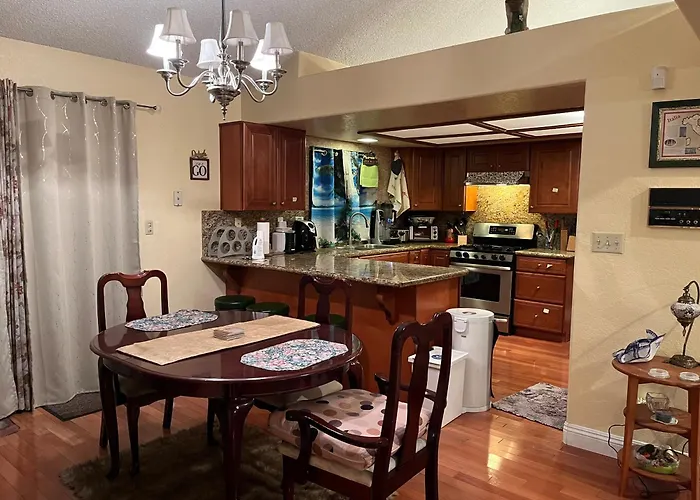 Gorgeous 2 Bedroom 2 Bathroom Pool Grass Yard Las Vegas