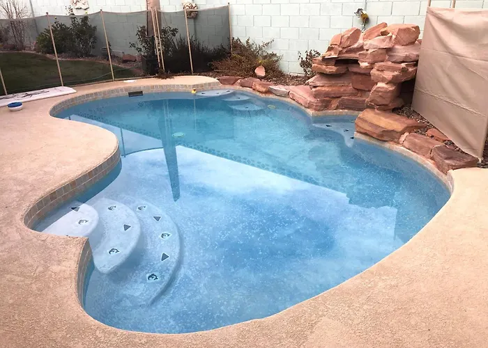 Gorgeous 2 Bedroom 2 Bathroom Pool Grass Yard Las Vegas