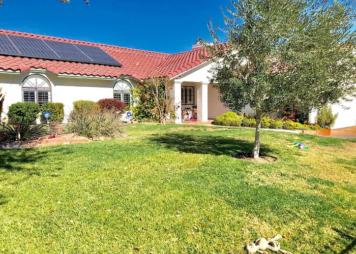 Gorgeous 2 Bedroom 2 Bathroom Pool Grass Yard Las Vegas