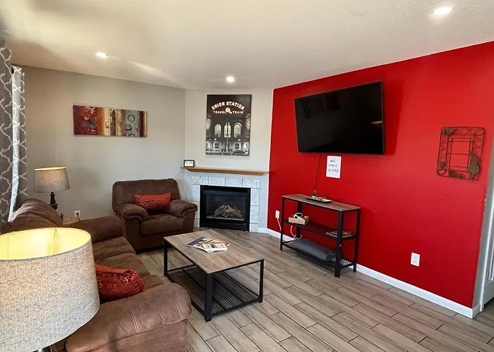 Bright & Cozy Upper Unit In Denver