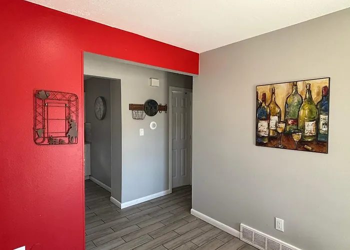Bright & Cozy Upper Unit In Denver