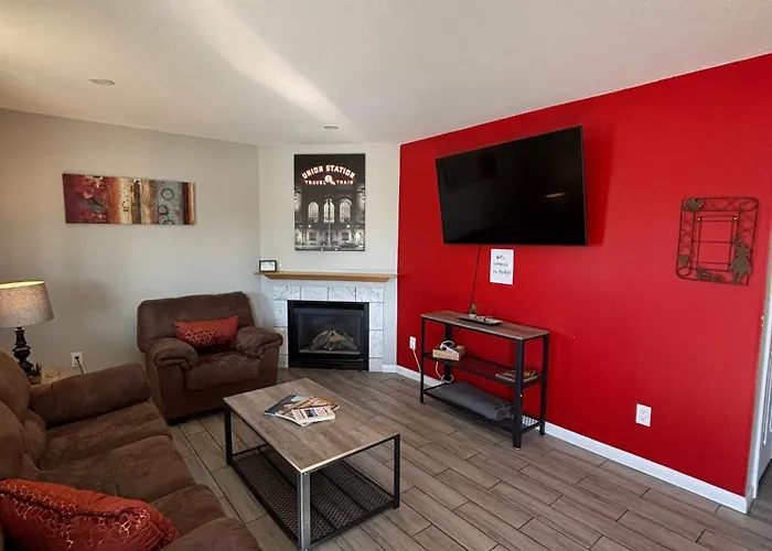 Bright & Cozy Upper Unit In Denver