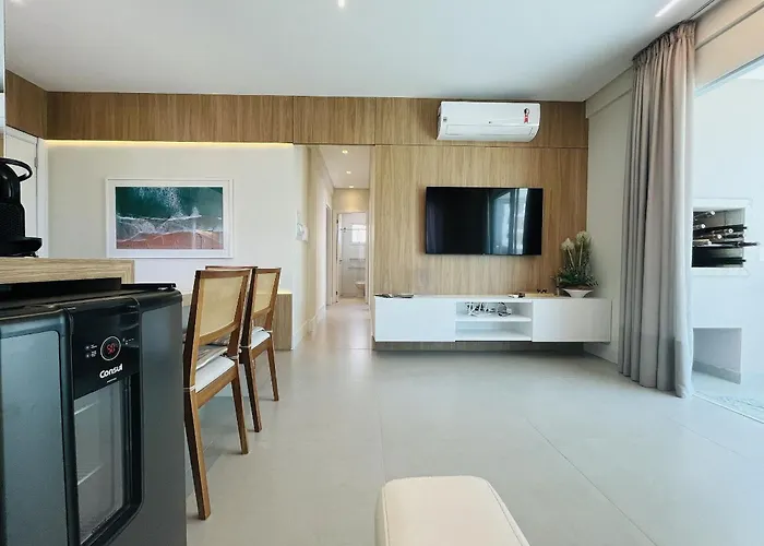 Residencial Cayman - Apartamento Espacoso A Apenas 3 Minutos Da Praia De Palmas, Com Ar-Condicionado Em Todos Os Comodos E Sacada Com Vista Para A Rua. Governador Celso Ramos
