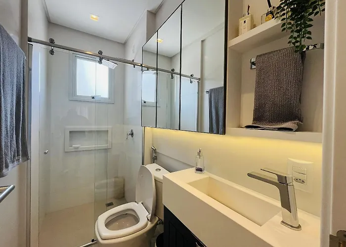Residencial Cayman - Apartamento Espacoso A Apenas 3 Minutos Da Praia De Palmas, Com Ar-Condicionado Em Todos Os Comodos E Sacada Com Vista Para A Rua. Governador Celso Ramos
