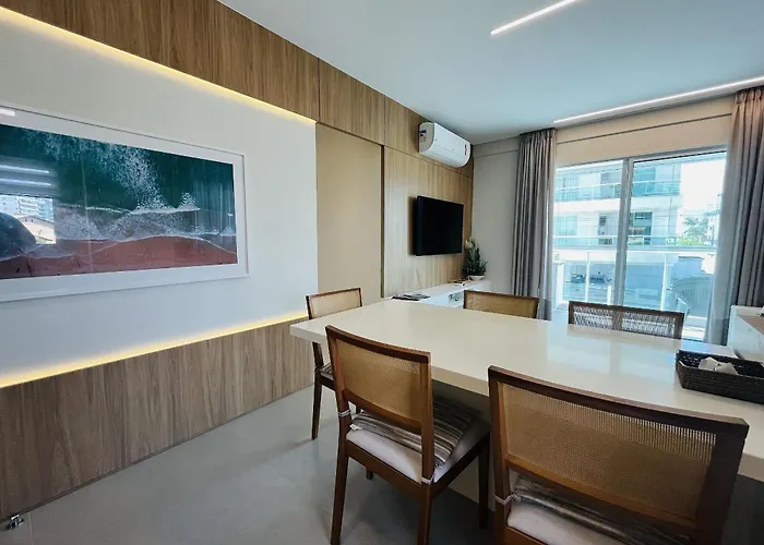Residencial Cayman - Apartamento Espacoso A Apenas 3 Minutos Da Praia De Palmas, Com Ar-Condicionado Em Todos Os Comodos E Sacada Com Vista Para A Rua. Governador Celso Ramos