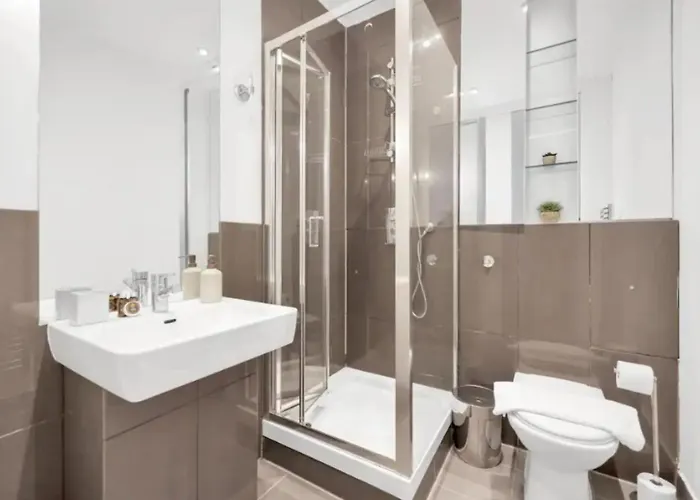 Loft-Style 3 Bed Apartment Short Term Rental & Flexible Renting Hoxton With Free Wifi & Terrace ! London