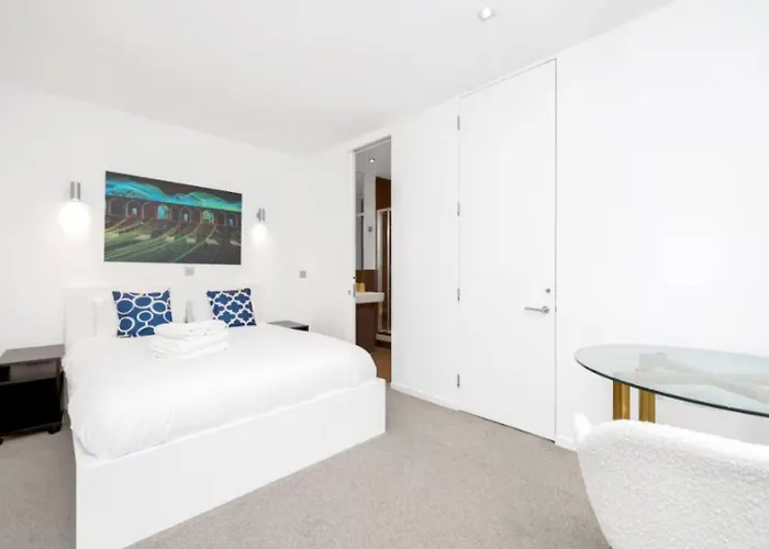 Loft-Style 3 Bed Apartment Short Term Rental & Flexible Renting Hoxton With Free Wifi & Terrace ! London