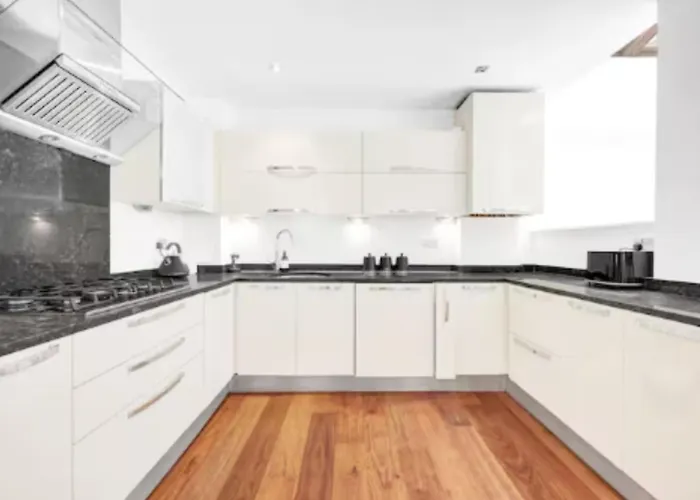 Loft-Style 3 Bed Apartment Short Term Rental & Flexible Renting Hoxton With Free Wifi & Terrace ! London