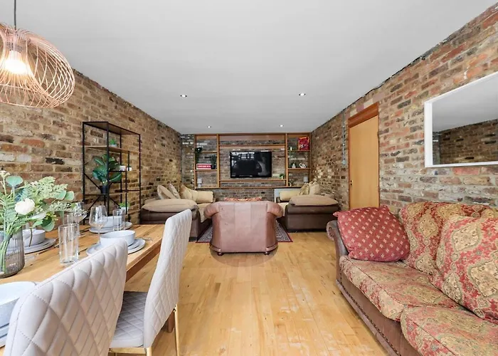 Villa 5 Bed 2 Bath Private House With Balcony - London