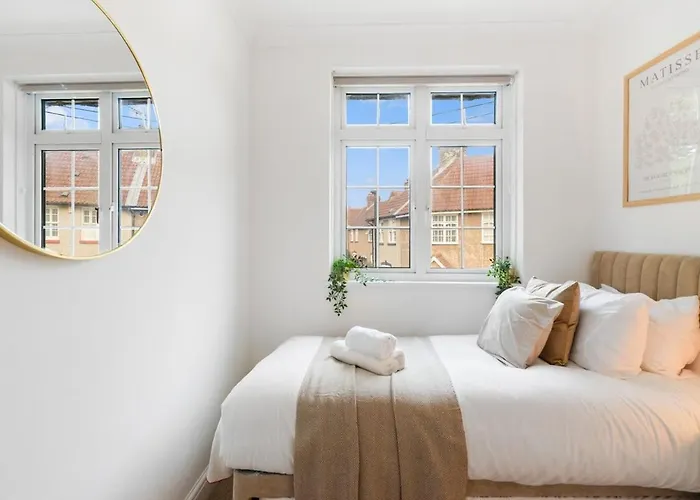 Spacious 4 Bed/2 Bath House With Garden Near Canary Wharf London