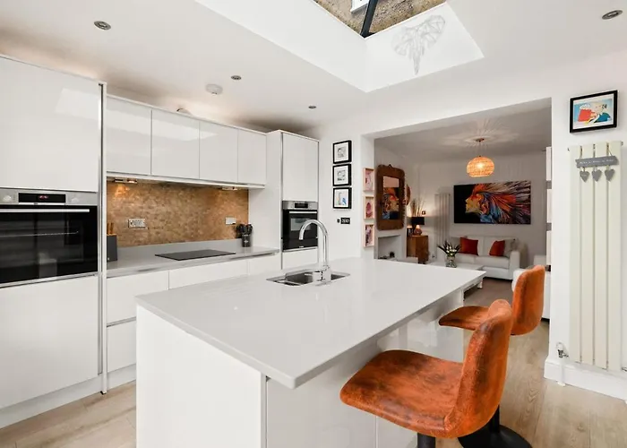 Spacious 4 Bed/2 Bath House With Garden Near Canary Wharf London