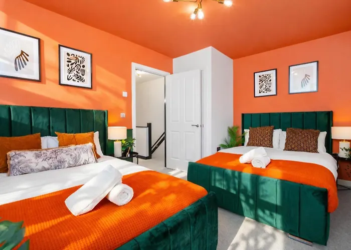 House In Salford With 4 Beds, 3 Doubles & 1 Single - In Salford, 10 Mins Uber From Manchester City Centre - Nearby To Old Trafford, Manchester United, Trafford Park, Salford Quays & More - Perfect For Short Or Long Stays - With Garden & Parking
